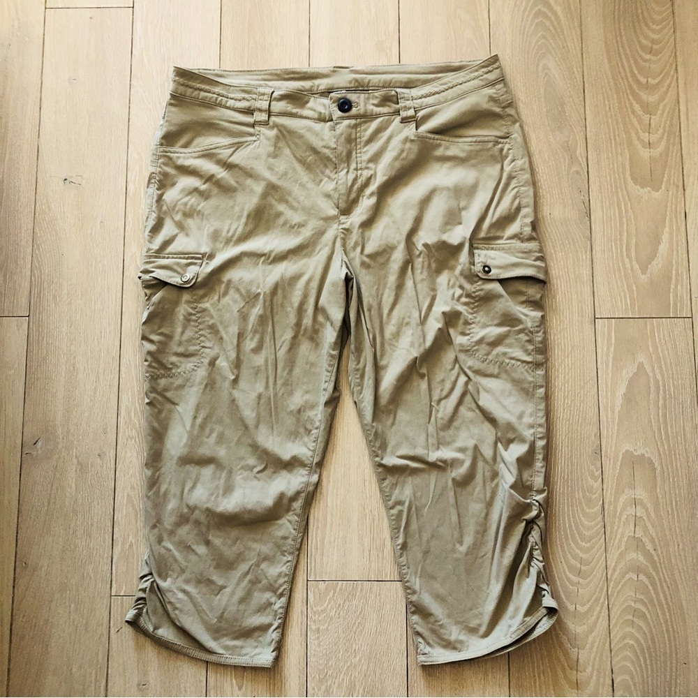 Eddie Bauer Outdoor Hiking Shorts with Zippered Pockets in Beige Size 16